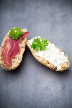 Krepler. Taze dutlu krep yığını..