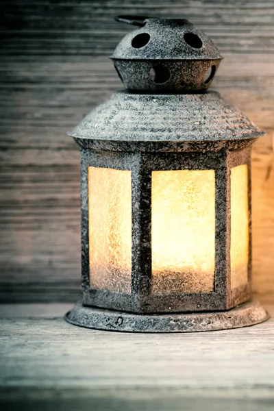 Rose in  petals. Lantern on a wooden table, a heart symbol. — Stock Photo, Image