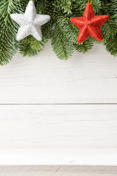 Fondos navideños. Decoración navideña sobre fondo de madera blanca. —  Fotos de Stock