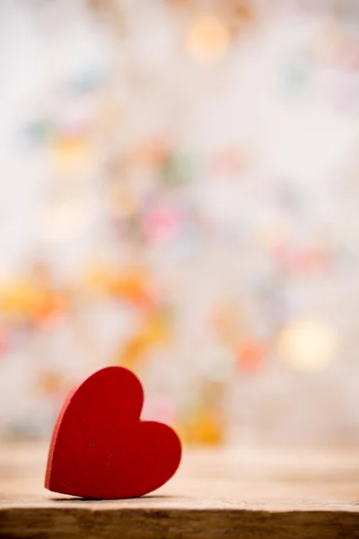 Rött hjärta. Rött trä hjärta på en trä bakgrund med boke bakgrund. — Stockfoto
