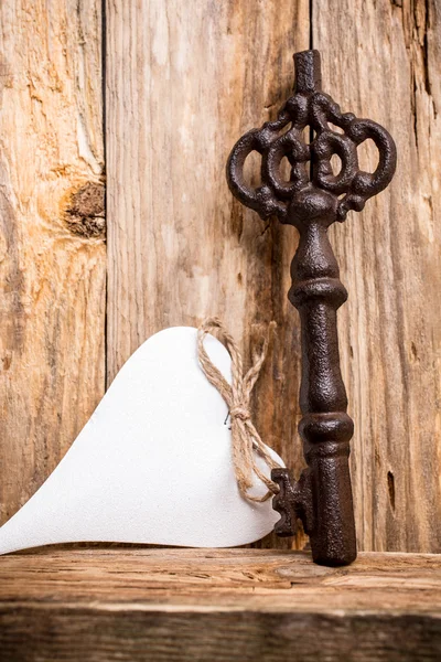 La chiave. Vecchia chiave vintage con cuore su sfondo in legno . — Foto Stock