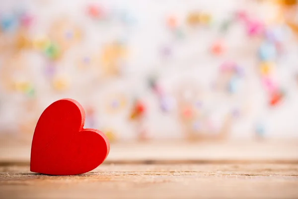 La llave. Antigua llave vintage con corazón sobre fondo de madera . — Foto de Stock