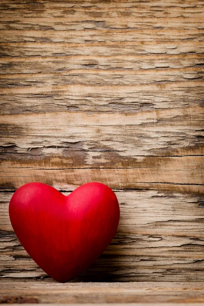 La llave. Antigua llave vintage con corazón sobre fondo de madera . — Foto de Stock