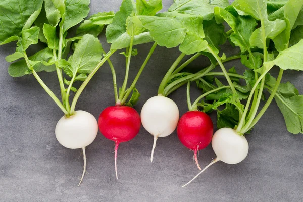 Wortelen. Groene bonen geïsoleerd op een witte achtergrond. — Stockfoto