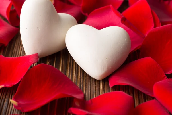 Coração. Escrito em blocos de madeira amor e coração vermelho . — Fotografia de Stock