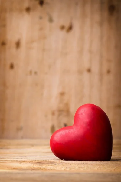 Kalp. Tahta bloklar sevgi ve kırmızı kalp üzerinde yazılı. — Stok fotoğraf