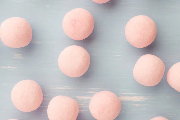 Süßigkeiten. kleine runde bonbonfarbene Pastelle auf pastellfarbenem Hintergrund. — Stockfoto