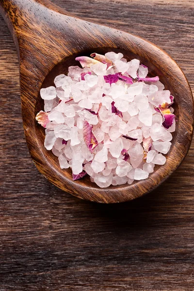 Mořská sůl. Mořské soli a růžová orchidej izolovaných na bílém pozadí. — Stock fotografie