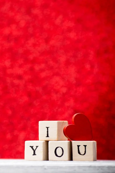 Láska. Láska zpráva napsaná v dřevěných bloků. — Stock fotografie