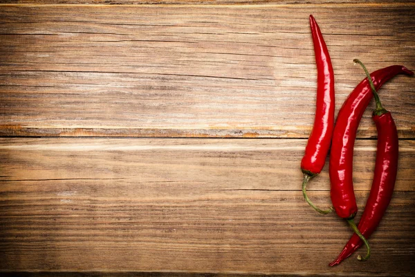 Chili peper. Chili peper op de houten achtergrond. — Stockfoto