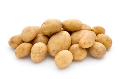 Beyaz arkaplanda izole edilmiş yeni patates.