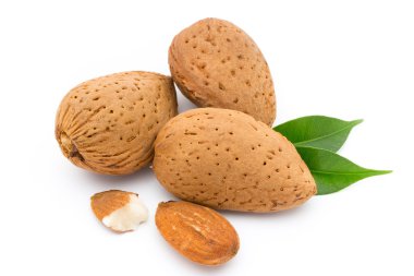 Beyaz arkaplanda yapraklı bademler