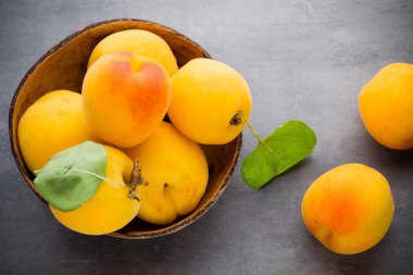 eski ahşap tablo yaprakları ile kayısı.