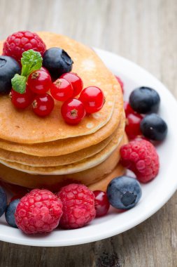 Yaban mersini ve taze meyve ile krep yığını.