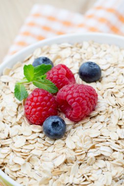 Böğürtlenli yulaf lapası. Ahududu ve yaban mersini.