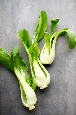 Gri arka plan üzerinde taze ıspanak.