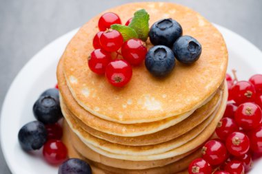Yaban mersini ve taze meyve ile krep yığını.