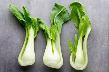 Gri arka plan üzerinde taze ıspanak.