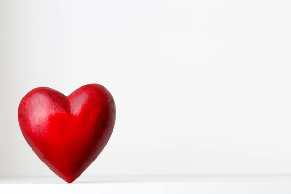 Corazón rojo sobre fondo metálico gris. — Foto de Stock