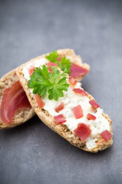 Crispbread otlar ve pastırma ile yumuşak peynir ile.