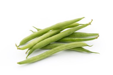 Beyaz arkaplanda yeşil fasulyeler izole edilmiş..