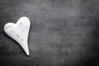 Metal gri arka plan üzerinde beyaz kalp.