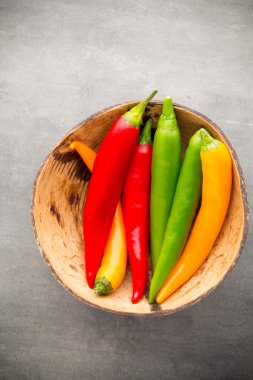 Gri arkaplanda kırmızı biber.