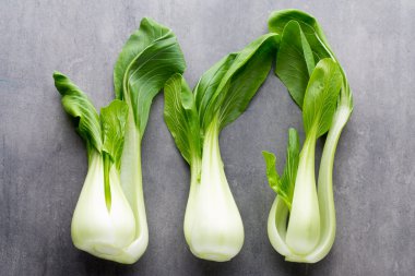 Gri arka plan üzerinde taze ıspanak.