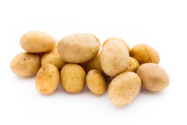 Beyaz arkaplanda izole edilmiş yeni patates.