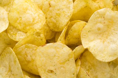 Patates cipsi üstten görünüm arka plan üzerinde kapatın.