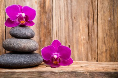 Spa. Ahşap arka plan spa orkide çiçekler taş Masaj.