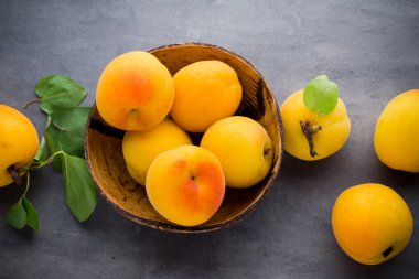 eski ahşap tablo yaprakları ile kayısı.