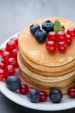 Yaban mersini ve taze meyve ile krep yığını.