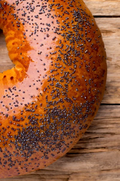 Хлеб. Свежеиспеченный хлеб с маком на деревянном фоне . — стоковое фото