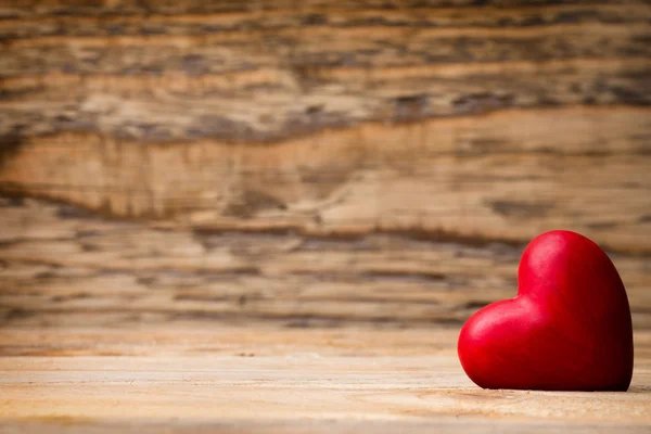 Cuore rosso. Cuore rosso sullo sfondo di legno . — Foto Stock