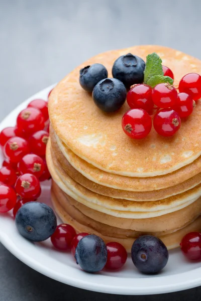 Yaban mersini ve taze meyve ile krep yığını.
