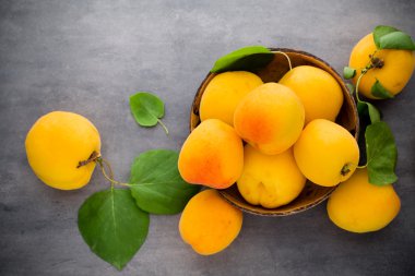 Tahta masada taze kayısılar..