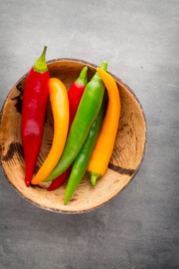 Gri arkaplanda kırmızı biber.