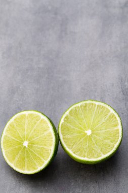 Meyveli kireç Gri bir masa.