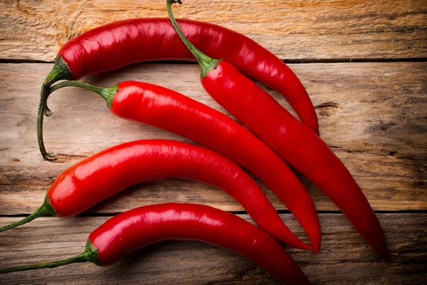 Chili. rote Paprika auf einem hölzernen Hintergrund. Studiofotografie. — Stockfoto