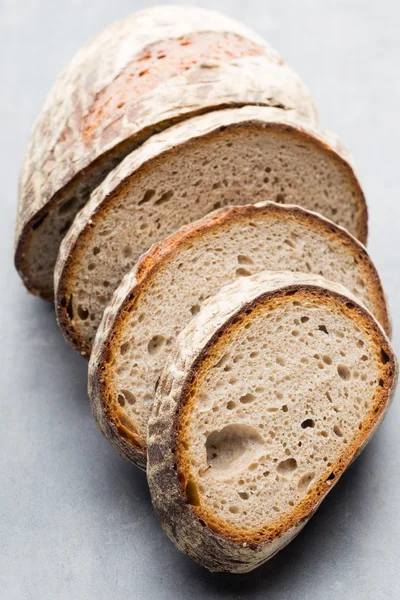 Chléb čerstvý rustikálním stylu s pečivo. — Stock fotografie