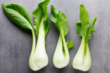 Gri arka plan üzerinde taze ıspanak.