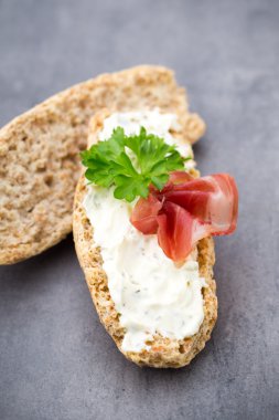 Crispbread otlar ve pastırma ile yumuşak peynir ile.