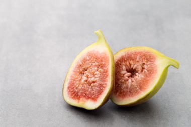 Ekmek. Ahşap arka plan üzerinde haşhaş tohumu ile taze pişmiş ekmek.