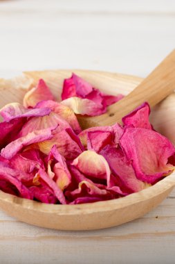 Spa taşlar. Spa Masaj taşlar ve beyaz arka plan üzerinde izole orkide.