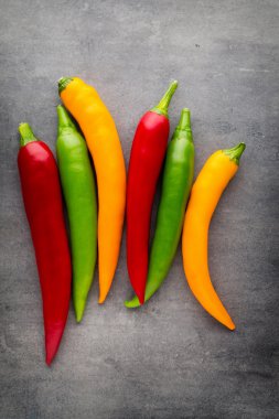 Gri arkaplanda kırmızı biber.