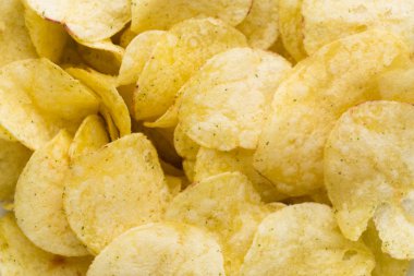 Patates cipsi üstten görünüm arka plan üzerinde kapatın.