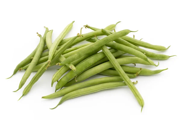 Haricots verts isolés sur un fond blanc. — Photo