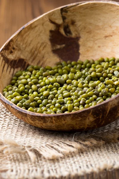 Lenticchia. Lenticchie ciotola di legno su sfondo di legno. Cibo sano . — Foto Stock