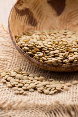 Mercimek. Mercimek ahşap arka plan üzerinde ahşap kase. Sağlıklı gıda.